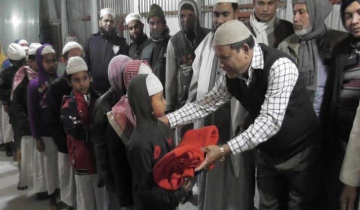 মধ্য রাতে এতিম অসহায় শীতার্তদের পাশে পৌর মেয়র