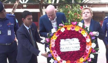 বঙ্গবন্ধুর সমাধিতে অস্ট্রেলিয়ান হাই কমিশনারের শ্রদ্ধা